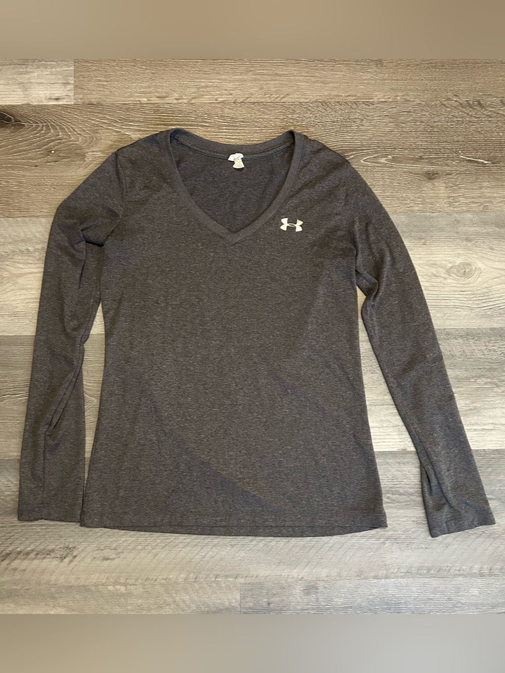 Women’s XS Under Amour Loose Fit V Neck Gray Heat Gear Long Sleeve Shirt